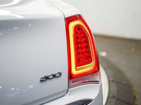 Used 2019 Chrysler 300 Limited image 11