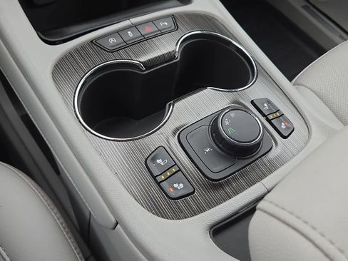 Used 2021 GMC Acadia SLT image 16