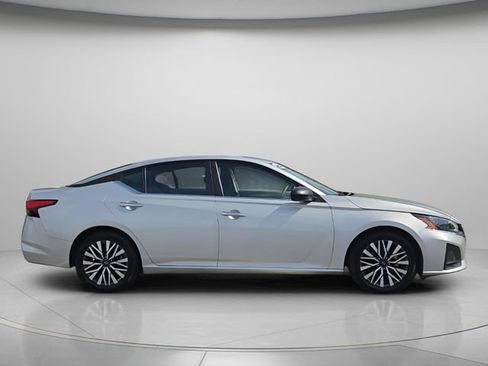 Used 2024 Nissan Altima 2.5 SV FWD image 9
