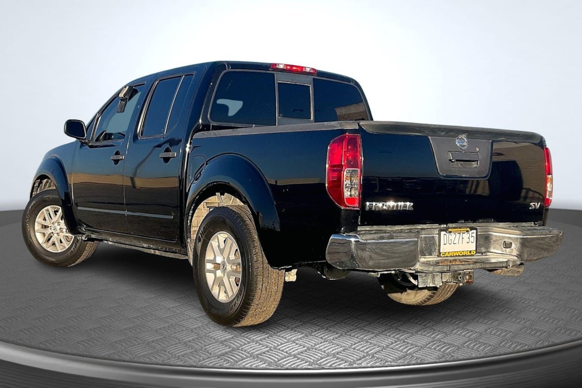 Used 2018 Nissan Frontier SV RWD image 2