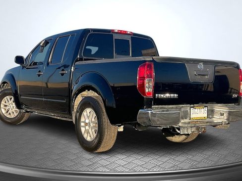 Used 2018 Nissan Frontier SV image 2