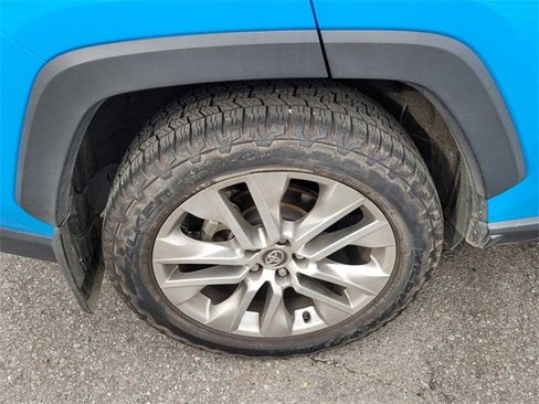 Used 2021 Toyota RAV4 XLE Premium image 6