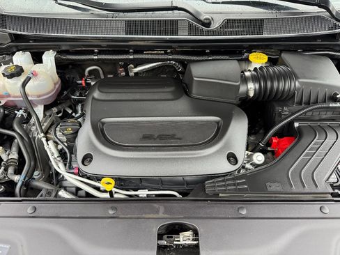 Used 2024 Chrysler Pacifica Touring-L image 6