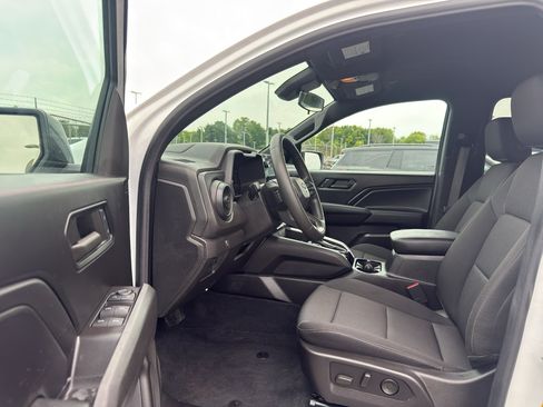 Used 2024 Chevrolet Colorado Trail Boss w/ Technology Package AWD/4WD image 11