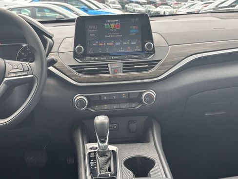 Used 2025 Nissan Altima 2.5 SV FWD image 17