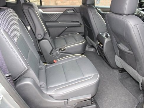 Used 2025 GMC Acadia Denali image 18