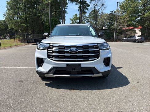 Used 2025 Ford Explorer Active AWD/4WD image 3