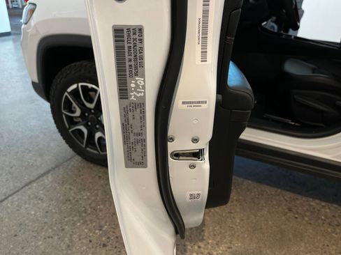 Used 2025 Jeep Compass Trailhawk image 29