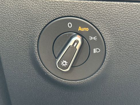 Certified 2025 Volkswagen Taos SE image 9