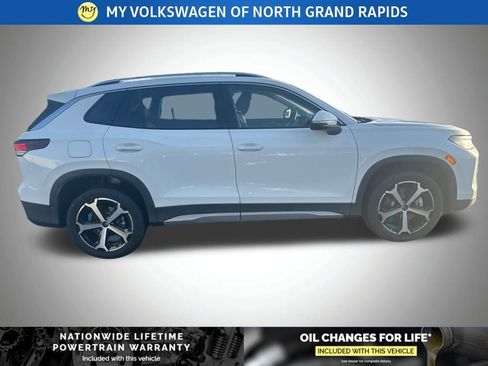 New 2026 Volkswagen Tiguan SE image 2