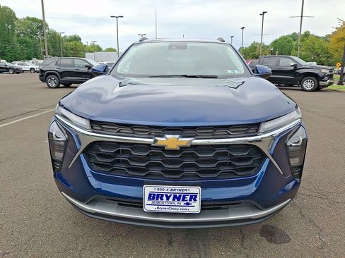 Used 2024 Chevrolet Trax LT w/ Sunroof Package FWD image 2