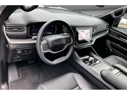 Certified 2024 Jeep Wagoneer Series II w/ Flexible Seating Group AWD/4WD image 15
