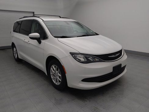 Used 2020 Chrysler Voyager Lxi image 13
