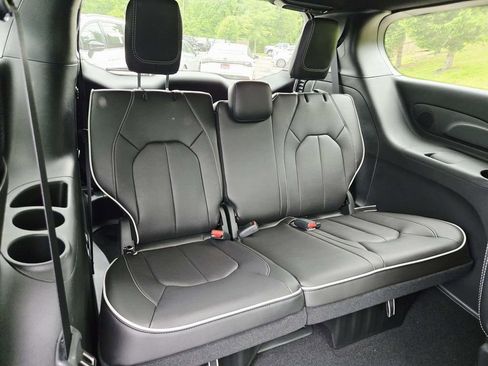 New 2026 Chrysler Pacifica Limited FWD image 18