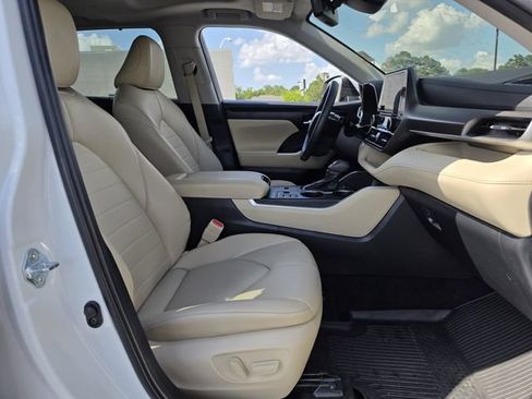 Used 2024 Toyota Highlander XLE FWD image 28