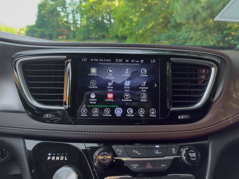 Used 2017 Chrysler Pacifica Limited FWD image 8