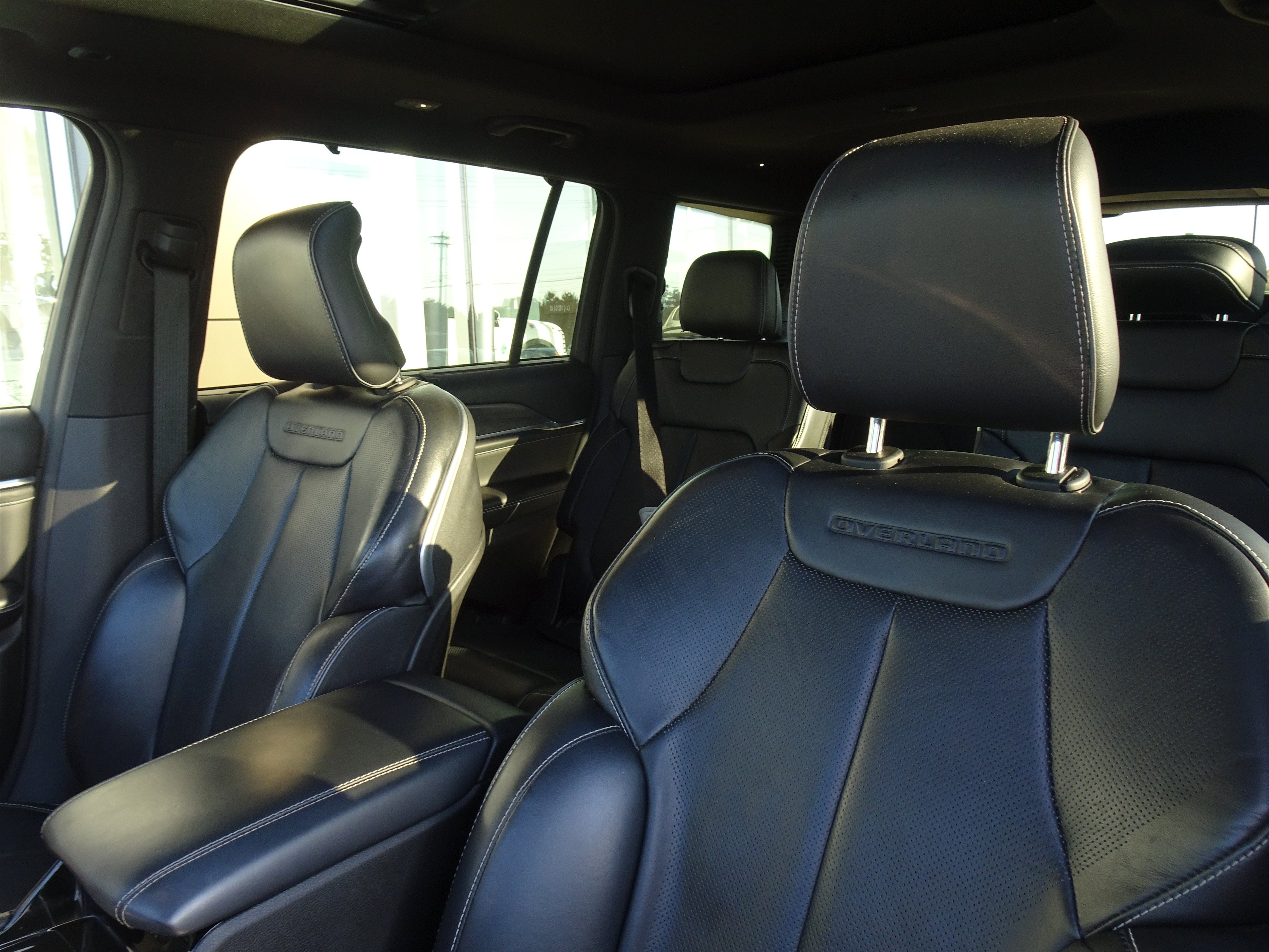 Used 2021 Jeep Grand Cherokee L Overland w/ Luxury Tech Group IV AWD/4WD image 11
