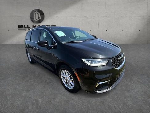 Used 2021 Chrysler Pacifica Touring-L FWD image 3