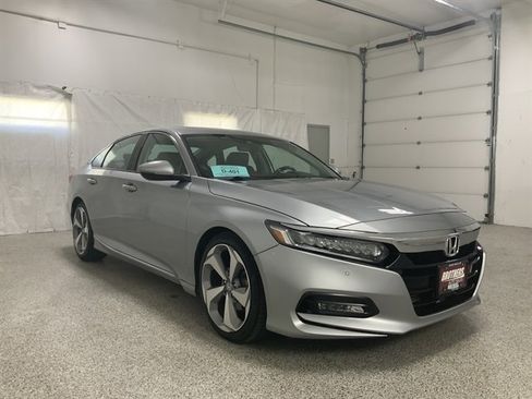 Used 2019 Honda Accord Touring image 4