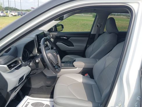 Used 2021 Toyota Highlander XLE FWD image 32