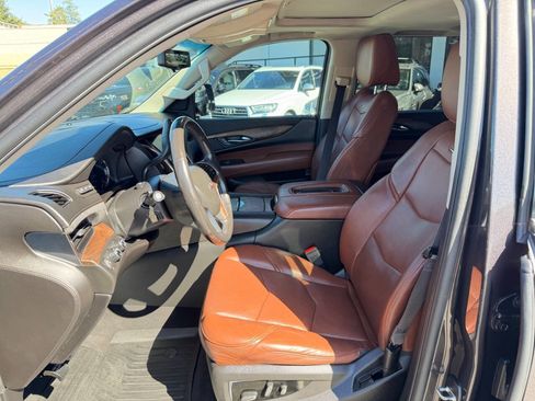 Used 2017 Cadillac Escalade ESV Luxury AWD/4WD image 44
