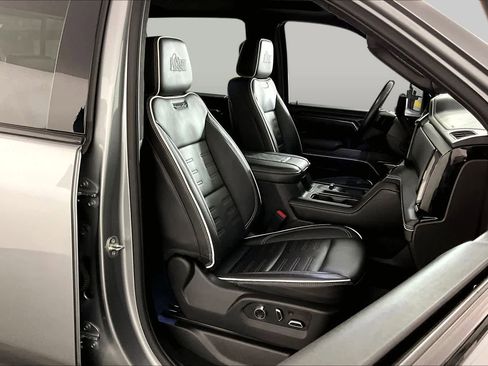Used 2024 GMC Sierra 2500 AT4X w/ AT4X AEV Edition AWD/4WD image 9