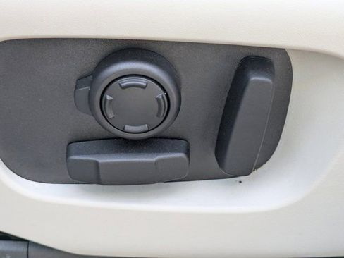 Used 2025 Land Rover Discovery S image 15