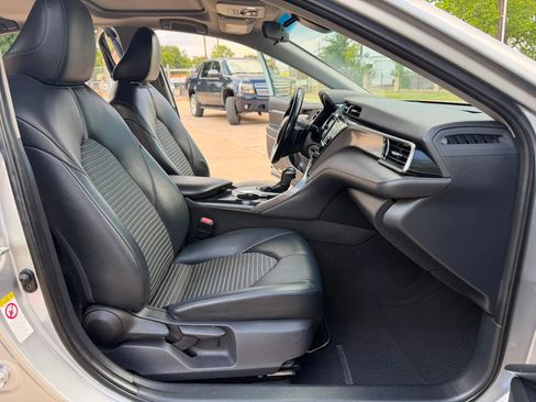 Used 2019 Toyota Camry SE FWD image 19