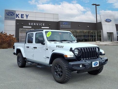 Used 2023 Jeep Gladiator Sport AWD/4WD image 3