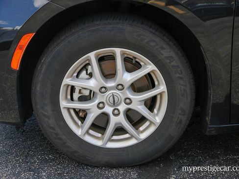 Used 2023 Chrysler Pacifica Touring-L FWD image 3