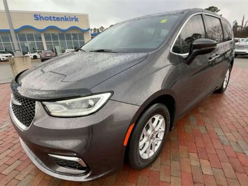Used 2023 Chrysler Pacifica Touring-L image 5