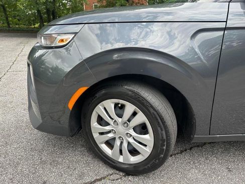 Used 2022 Kia Soul LX FWD image 3