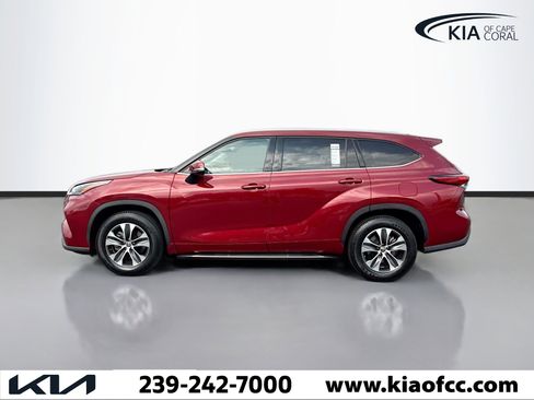 Used 2022 Toyota Highlander XLE image 2