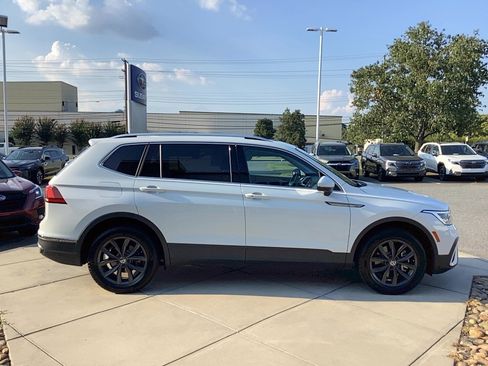 Used 2022 Volkswagen Tiguan SE w/ Panoramic Sunroof Package AWD/4WD image 5