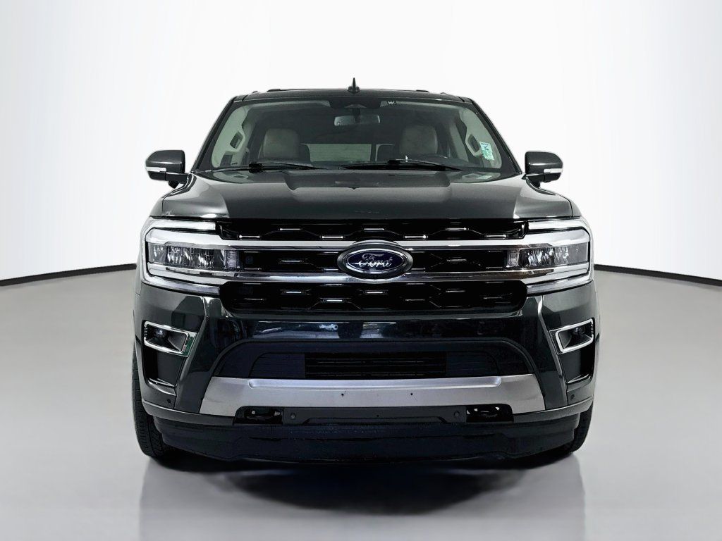 Used 2022 Ford Expedition Limited AWD/4WD image 2