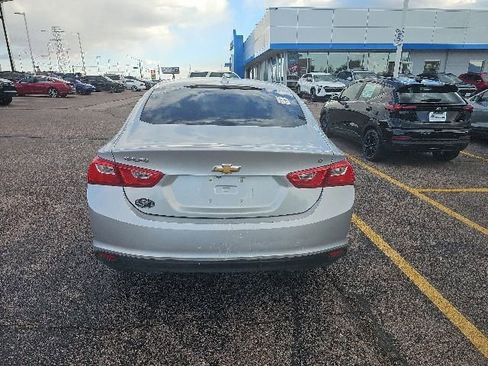 Used 2017 Chevrolet Malibu LT FWD image 4