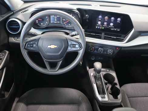 Used 2024 Chevrolet Trax LS w/ LS Convenience Package FWD image 9