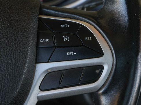 Used 2018 Jeep Cherokee Latitude Plus w/ Comfort/Convenience Group FWD image 22