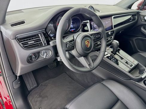 Certified 2025 Porsche Macan AWD/4WD image 4