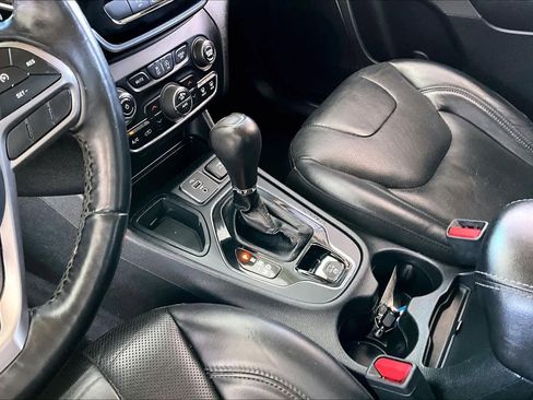 Used 2019 Jeep Cherokee Limited image 17