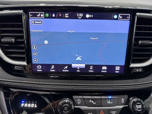 Used 2025 Chrysler Pacifica Limited image 32