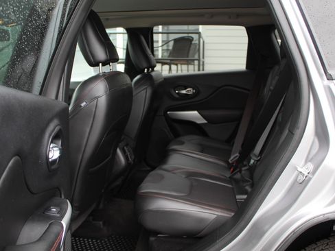 Used 2018 Jeep Cherokee Trailhawk w/ Comfort/Convenience Group AWD/4WD image 19