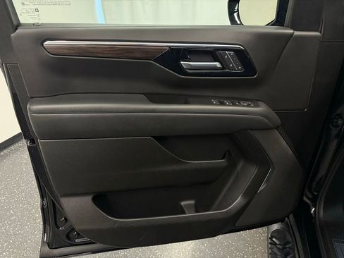 Used 2025 Chevrolet Suburban Z71 image 9