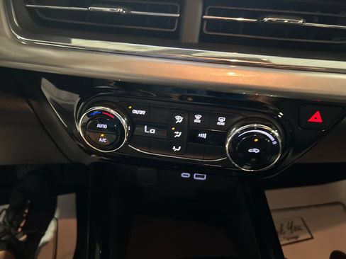 Used 2025 Chevrolet Trax LT FWD image 18