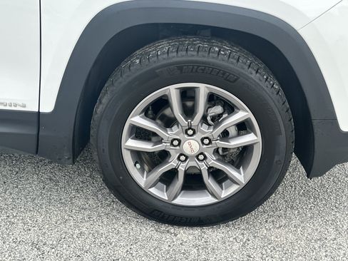 Used 2024 GMC Terrain SLT AWD/4WD image 12