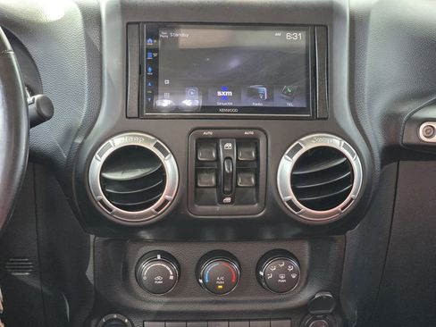 Used 2013 Jeep Wrangler Unlimited Rubicon image 25