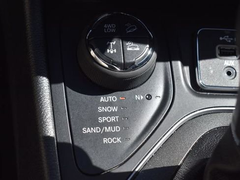 Used 2021 Jeep Cherokee Trailhawk AWD/4WD image 27