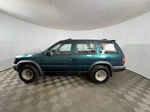 Used 1997 Nissan Pathfinder SE image 2