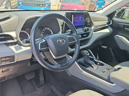 Used 2023 Toyota Highlander XLE FWD image 17