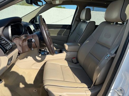 Used 2020 Jeep Grand Cherokee Overland RWD image 20